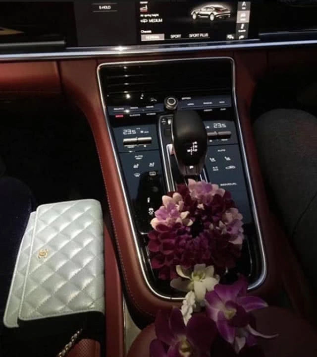 โซเชียลแชร์ว่อน! ไลฟ์สไตล์ของสะใภ้ "จันทร์โอชา" ใช้ของแบรนด์เนมหลากยี่ห้อ มูลค่าหลักล้าน