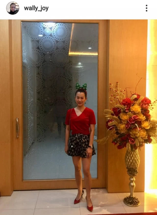 โซเชียลแชร์ว่อน! ไลฟ์สไตล์ของสะใภ้ "จันทร์โอชา" ใช้ของแบรนด์เนมหลากยี่ห้อ มูลค่าหลักล้าน