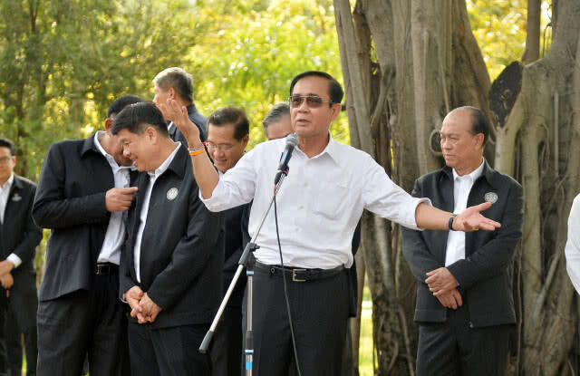 "บิ๊กตู่" ลงพื้นที่ "สวนลุมฯ" ร่วมวงจิบชา