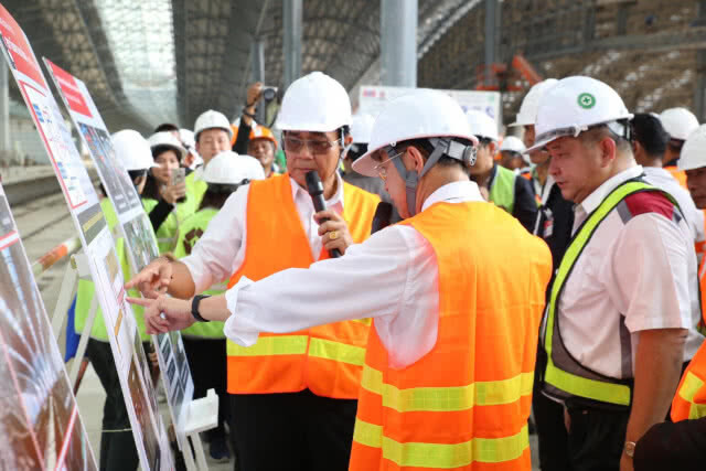 นายกฯ ลงพื้นที่ตรวจดูความก้าวหน้าสถานีกลางบางซื่อ