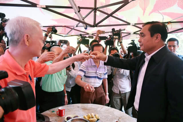 "บิ๊กตู่" ลงพื้นที่ "สวนลุมฯ" ร่วมวงจิบชา