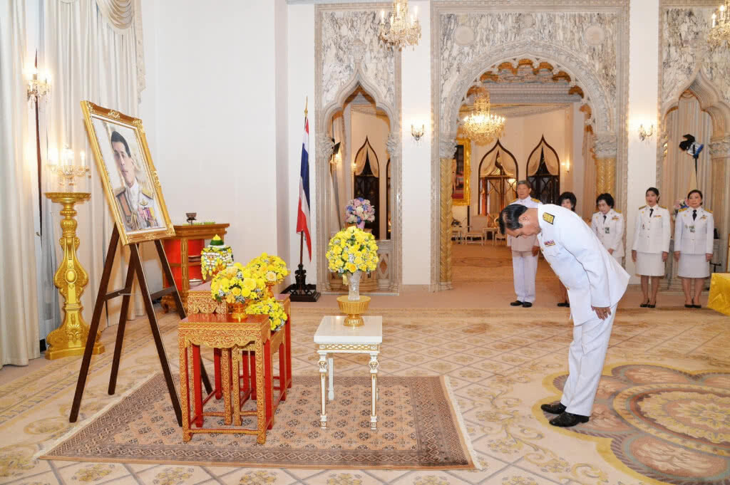 "ในหลวง" พระราชทานแจกันดอกไม้ แก่ "ประยุทธ์" เนื่องในวันคล้ายวันเกิด "ในหลวง" พระราชทานแจกันดอกไม้ แก่ "ประยุทธ์" เนื่องในวันคล้ายวันเกิด