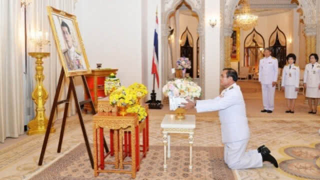 "ในหลวง" พระราชทานแจกันดอกไม้ แก่ "ประยุทธ์" เนื่องในวันคล้ายวันเกิด