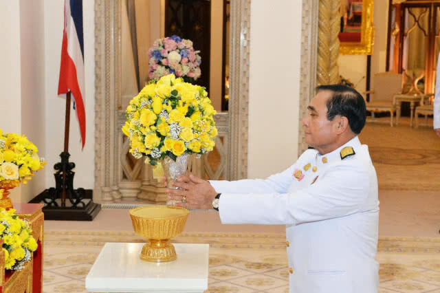 "ในหลวง" พระราชทานแจกันดอกไม้ แก่ "ประยุทธ์" เนื่องในวันคล้ายวันเกิด