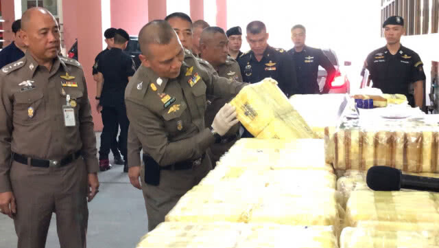 รอง ผบ.ตร. พร้อมแม่ทัพภาค3 แถลงจับยาบ้า 8 ล้านเม็ด มูลค่ากว่า 803 ล้านบาท