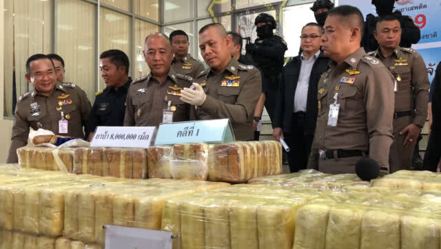รอง ผบ.ตร. พร้อมแม่ทัพภาค3 แถลงจับยาบ้า 8 ล้านเม็ด มูลค่ากว่า 803 ล้านบาท