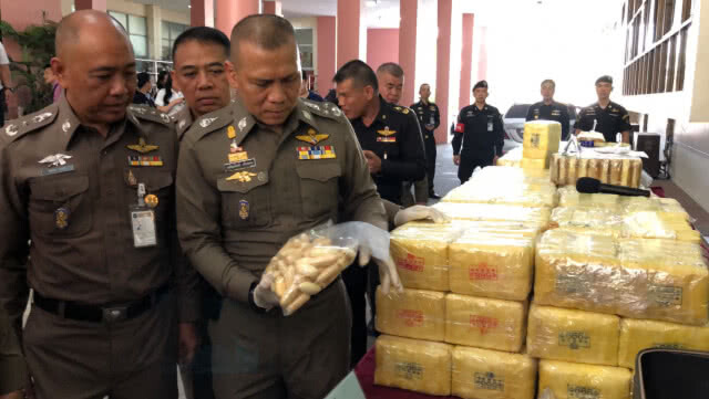 รอง ผบ.ตร. พร้อมแม่ทัพภาค3 แถลงจับยาบ้า 8 ล้านเม็ด มูลค่ากว่า 803 ล้านบาท