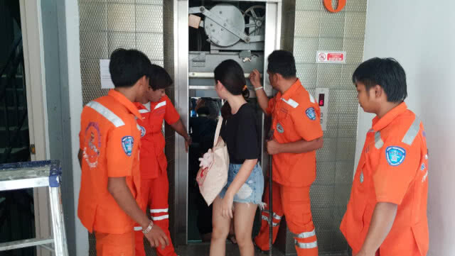 กู้ภัยเร่งช่วยนศ.ติดลิฟต์หอพักหรู