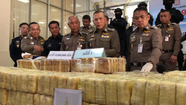 รอง ผบ.ตร. พร้อมแม่ทัพภาค3 แถลงจับยาบ้า 8 ล้านเม็ด มูลค่ากว่า 803 ล้านบาท