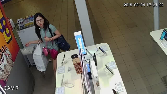 สาวสวย บุกเดี่ยวสลับไอโฟนปลอมในห้างดังเชียงใหม่