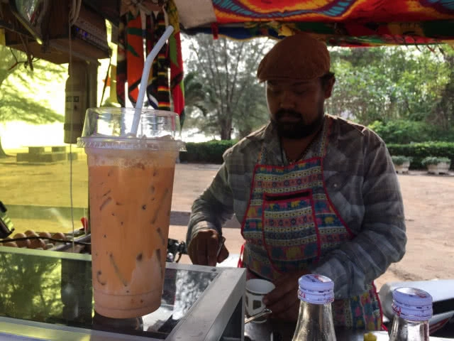 แต่งรถพ่วงขายชาชักทั้งครอบครัว รายได้เรือนแสน/เดือน