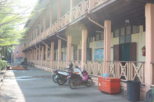 พายุพัดกำแพงไม้ห้องเรียนอายุ60ปีพัง