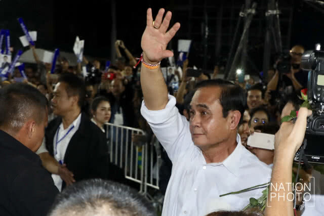 "ลุงตู่" ขึ้นเวทีปราศรัย "พปชร."