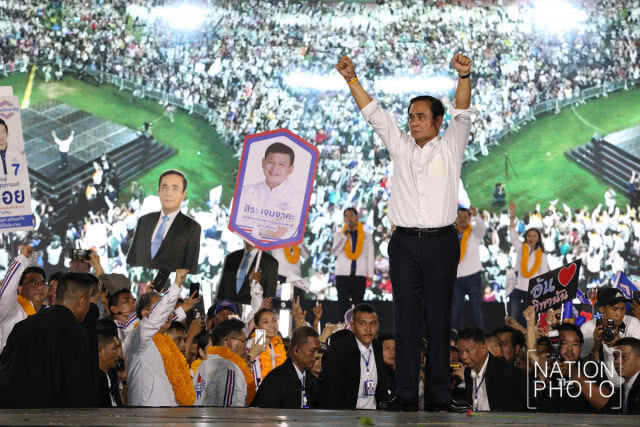 "ลุงตู่" ขึ้นเวทีปราศรัย "พปชร."