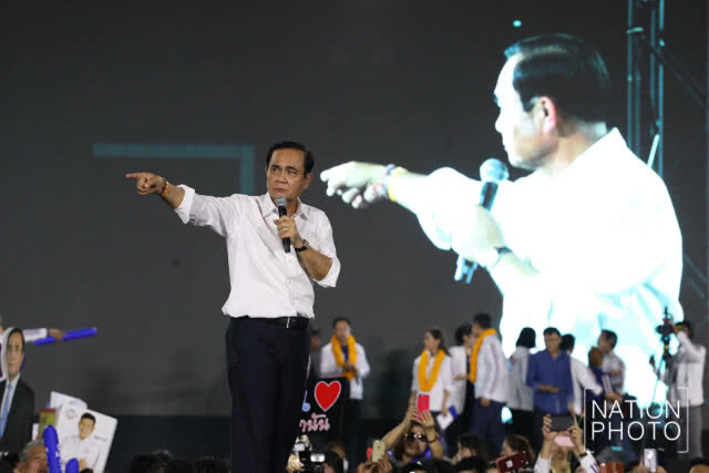 "ลุงตู่" ขึ้นเวทีปราศรัย "พปชร."