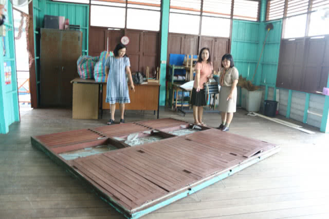 พายุพัดกำแพงไม้ห้องเรียนอายุ60ปีพัง