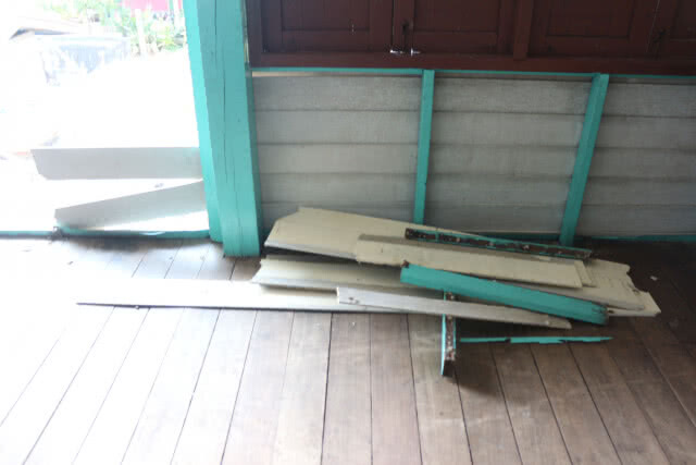 พายุพัดกำแพงไม้ห้องเรียนอายุ60ปีพัง