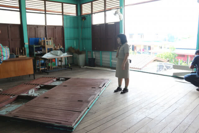 พายุพัดกำแพงไม้ห้องเรียนอายุ60ปีพัง