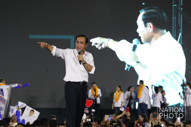 "ลุงตู่" ขึ้นเวทีปราศรัย "พปชร."