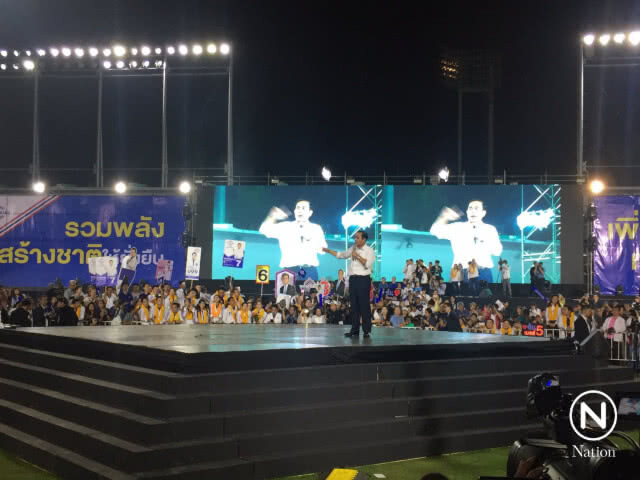 "ลุงตู่" ขึ้นเวทีปราศรัย "พปชร."