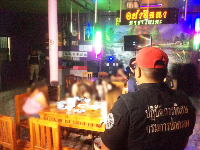 บุกจับร้านอาหารเลย ลอบนำสาวลาวค้าประเวณี