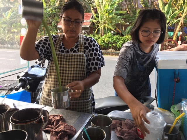 แต่งรถพ่วงขายชาชักทั้งครอบครัว รายได้เรือนแสน/เดือน