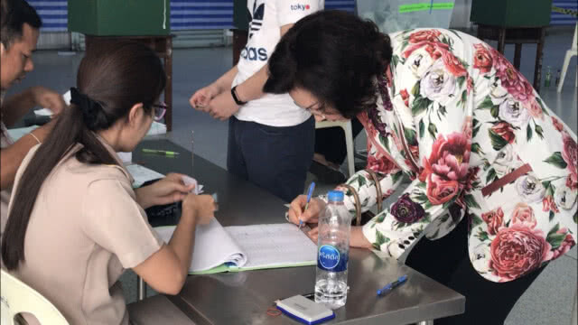 (ประมวลภาพ ) คุณหญิงปัทมาฯ ร่วมใช้สิทธิเลือกตั้ง