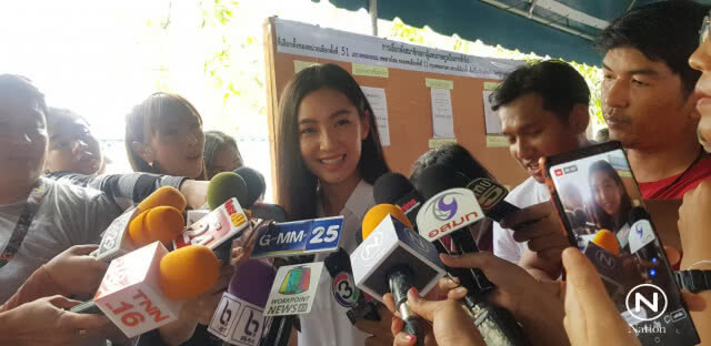 "เบลล่า" ท้าแดด! เดินเท้ามาเลือกตั้ง