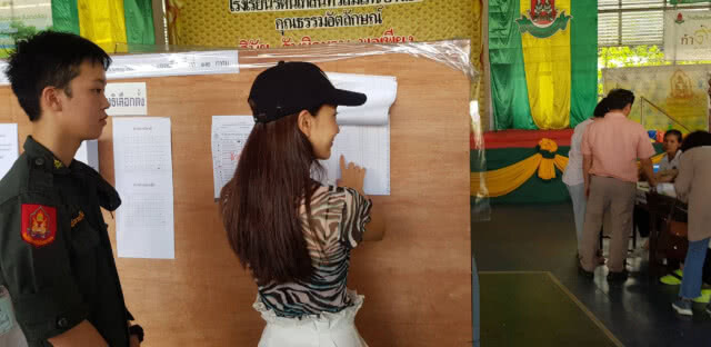 "แต้ว ณฐพร" เข้าคูหาใช้สิทธิ์เลือกตั้ง62