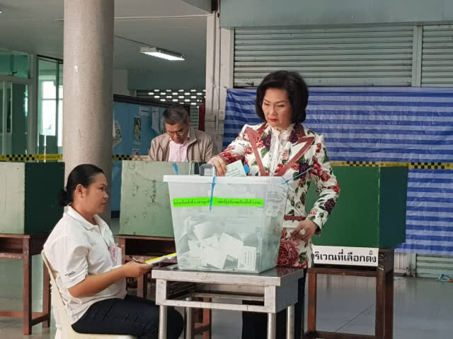 (ประมวลภาพ ) คุณหญิงปัทมาฯ ร่วมใช้สิทธิเลือกตั้ง
