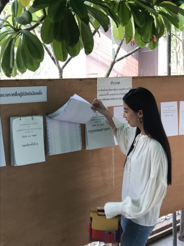 มิ้นต์ ชาลิดา หย่อนบัตรใช้สิทธิ อยากได้คนเก่งมาพัฒนาประเทศ