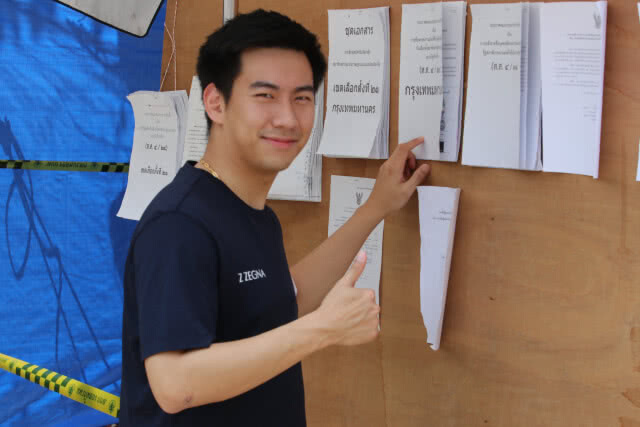 พ่อ - ลูกวงการฟุตซอล ร่วมใช้สิทธิเลือกตั้ง ( มีคลิป )