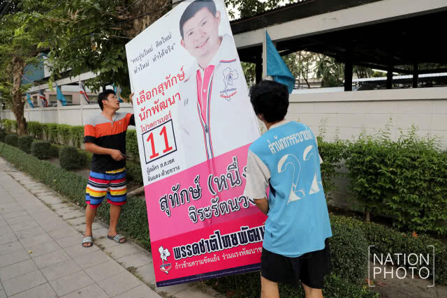 มาตามนัด...กลุ่มเก็บป้ายหาเสียง หลังปิดหีบ (ภาพชุด)