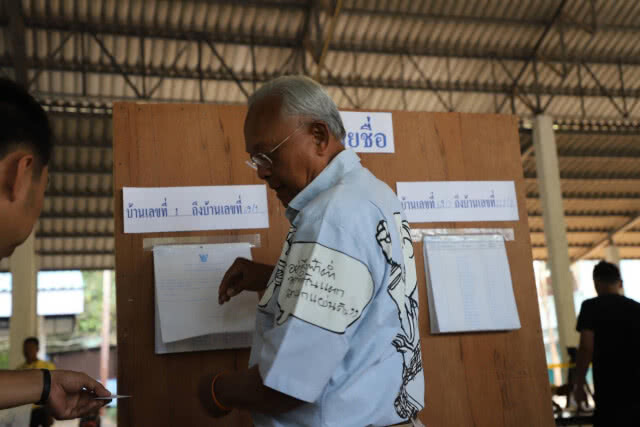 "ลุงกำนัน"พร้อมครอบครัวใช้สิทธิ์เลือกตั้งบ้านเกิดสุราษฎร์ฯ