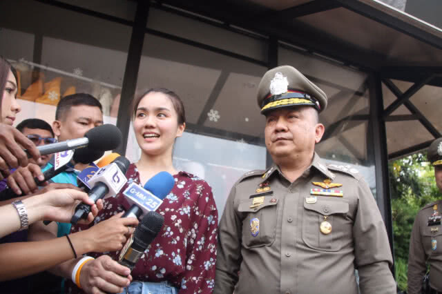 "ศรีวราห์" พาลูกสาวเลือกตั้งครั้งแรก เผยให้อิสระลูก ไม่ได้บังคับชี้แนวทางอะไร