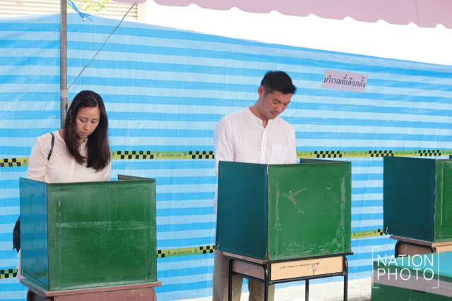 'ธนาธร' ใช้สิทธิ เลือกตั้ง ม.รามคำแหง 2