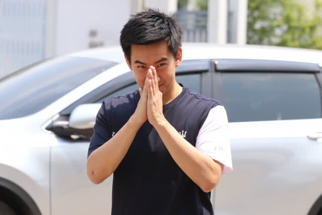 พ่อ - ลูกวงการฟุตซอล ร่วมใช้สิทธิเลือกตั้ง ( มีคลิป )
