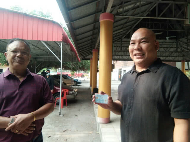 โหน่ง ชะช่ะช่า ใช้สิทธิ์เลือกตั้งที่นครนายกครั้งแรก