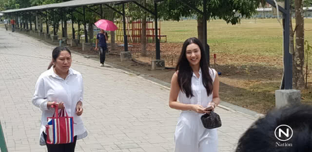 "เบลล่า" ท้าแดด! เดินเท้ามาเลือกตั้ง