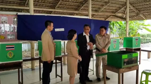 ประธานกกต.ตรวจหน่วยเลือกตั้งของเขต 6 พร้อมใช้สิทธิ์