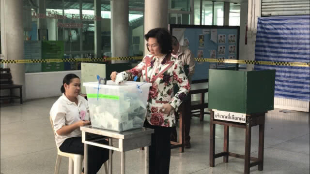 (ประมวลภาพ ) คุณหญิงปัทมาฯ ร่วมใช้สิทธิเลือกตั้ง