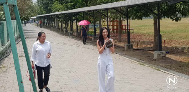 "เบลล่า" ท้าแดด! เดินเท้ามาเลือกตั้ง