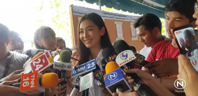 "เบลล่า" ท้าแดด! เดินเท้ามาเลือกตั้ง