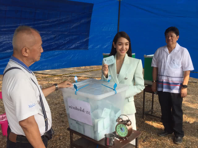 ศิลปินรวมพลัง นำทีมเข้าคูหาเลือกตั้ง62