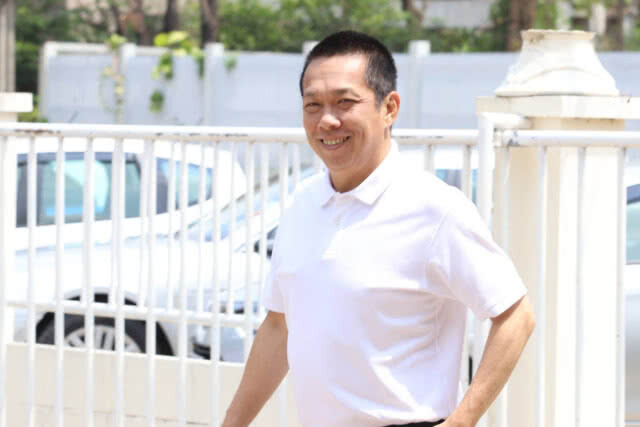 พ่อ - ลูกวงการฟุตซอล ร่วมใช้สิทธิเลือกตั้ง ( มีคลิป )