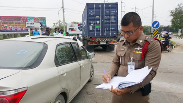 เก๋งชนสนั่นสิบล้อกลางสามแยก รอดชีวิตปาฏิหาริย์!!