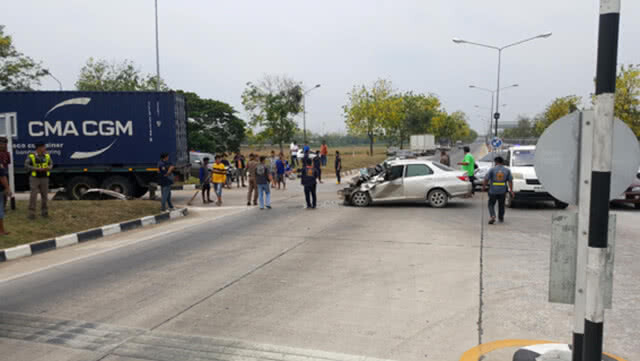 เก๋งชนสนั่นสิบล้อกลางสามแยก รอดชีวิตปาฏิหาริย์!!