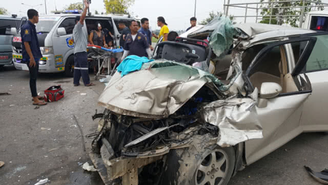 เก๋งชนสนั่นสิบล้อกลางสามแยก รอดชีวิตปาฏิหาริย์!!