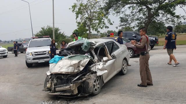 เก๋งชนสนั่นสิบล้อกลางสามแยก รอดชีวิตปาฏิหาริย์!!