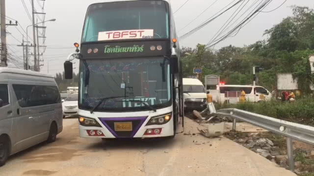 หนุ่มโรงงานถูกรถบัสเบรคแตก ไหลชนรถตู้ ทับร่างดับ